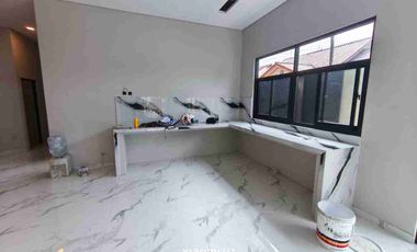 Rumah baru mewah plus kolam renang di sumber solo