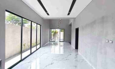 Rumah baru mewah plus kolam renang di sumber solo