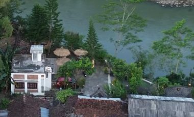 Villa Resto dekat Candi Borobudur Tepi Sungai Tenang Nyaman
