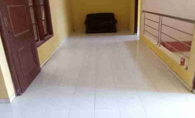 di kontrakkan rumah 2 lantai kamar banyak