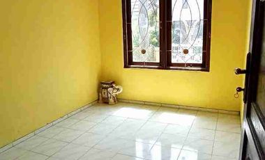 di kontrakkan rumah 2 lantai kamar banyak