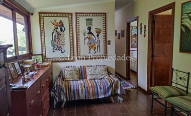 Leon Propiedades vende hermosa parcela con casa en sector Lo Águila , Curacaví.