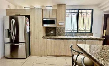 SE VENDE CASA DÚPLEX EN URB. LA PUNTILLA – VÍA A SAMBORONDÓN.