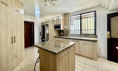 SE VENDE CASA DÚPLEX EN URB. LA PUNTILLA – VÍA A SAMBORONDÓN.