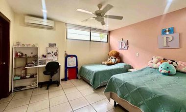 SE VENDE CASA DÚPLEX EN URB. LA PUNTILLA – VÍA A SAMBORONDÓN.