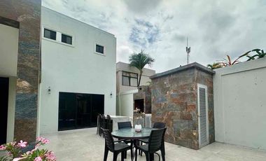 SE VENDE CASA DÚPLEX EN URB. LA PUNTILLA – VÍA A SAMBORONDÓN.