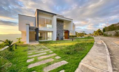 Casa Campestre de lujo con vista a la ciudad en zona residencial exclusiva rodeada por naturaleza