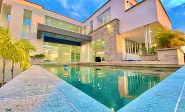 Casa Campestre de lujo con vista a la ciudad en zona residencial exclusiva rodeada por naturaleza