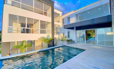 Casa Campestre de lujo con vista a la ciudad en zona residencial exclusiva rodeada por naturaleza