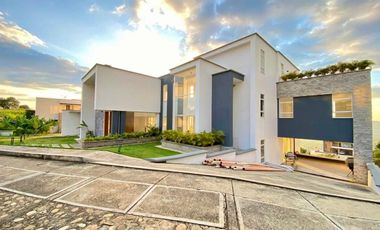 Casa Campestre de lujo con vista a la ciudad en zona residencial exclusiva rodeada por naturaleza