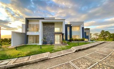 Casa Campestre de lujo con vista a la ciudad en zona residencial exclusiva rodeada por naturaleza