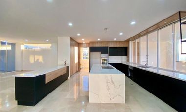 Casa Campestre de lujo con vista a la ciudad en zona residencial exclusiva rodeada por naturaleza