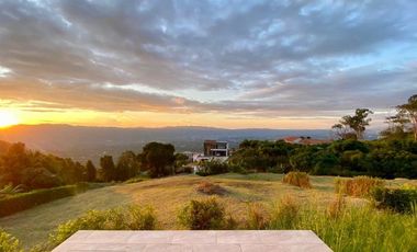Casa Campestre de lujo con vista a la ciudad en zona residencial exclusiva rodeada por naturaleza