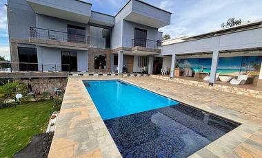 Casa Moderna con 6 Habitaciones, 11 baños, 1 Apto y full zona social en Ruitoque Alto