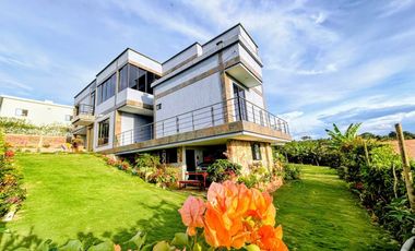 Casa Moderna con 6 Habitaciones, 11 baños, 1 Apto y full zona social en Ruitoque Alto