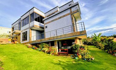 Casa Moderna con 6 Habitaciones, 11 baños, 1 Apto y full zona social en Ruitoque Alto