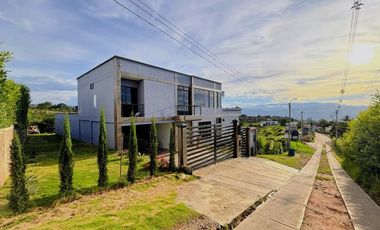 Casa Moderna con 6 Habitaciones, 11 baños, 1 Apto y full zona social en Ruitoque Alto