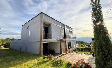 Casa Moderna con 6 Habitaciones, 11 baños, 1 Apto y full zona social en Ruitoque Alto