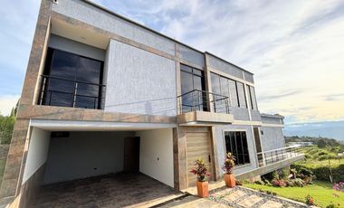 Casa Moderna con 6 Habitaciones, 11 baños, 1 Apto y full zona social en Ruitoque Alto