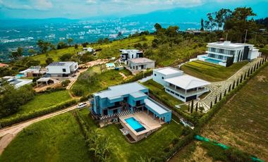 Casa Moderna con 6 Habitaciones, 11 baños, 1 Apto y full zona social en Ruitoque Alto