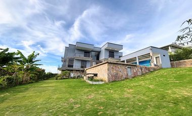 Casa Moderna con 6 Habitaciones, 11 baños, 1 Apto y full zona social en Ruitoque Alto