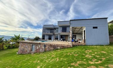 Casa Moderna con 6 Habitaciones, 11 baños, 1 Apto y full zona social en Ruitoque Alto