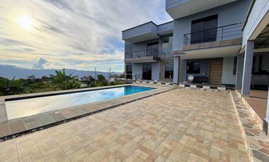 Casa Moderna con 6 Habitaciones, 11 baños, 1 Apto y full zona social en Ruitoque Alto