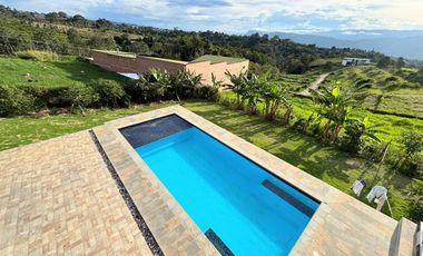 Casa Moderna con 6 Habitaciones, 11 baños, 1 Apto y full zona social en Ruitoque Alto