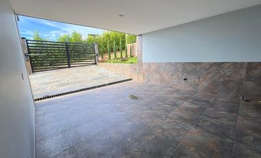 Casa Moderna con 6 Habitaciones, 11 baños, 1 Apto y full zona social en Ruitoque Alto