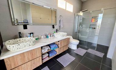 Casa Moderna con 6 Habitaciones, 11 baños, 1 Apto y full zona social en Ruitoque Alto