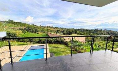 Casa Moderna con 6 Habitaciones, 11 baños, 1 Apto y full zona social en Ruitoque Alto