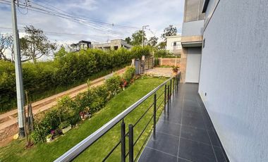 Casa Moderna con 6 Habitaciones, 11 baños, 1 Apto y full zona social en Ruitoque Alto