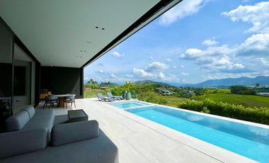 Majestuosa casa campestre amoblada con impresionante vista a los nevados en Malabar Condominio Campestre. Pereira - Colombia.