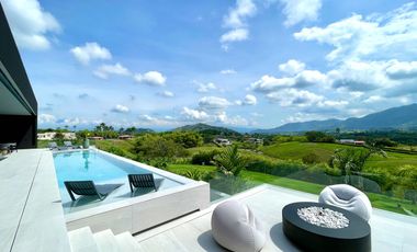 Majestuosa casa campestre amoblada con impresionante vista a los nevados en Malabar Condominio Campestre. Pereira - Colombia.