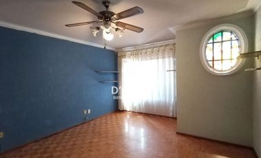 Amplia casa en venta en Arboledas