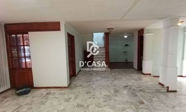 Amplia casa en venta en Arboledas