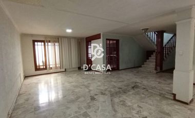 Amplia casa en venta en Arboledas