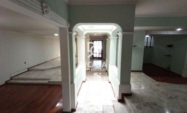 Amplia casa en venta en Arboledas