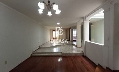 Amplia casa en venta en Arboledas