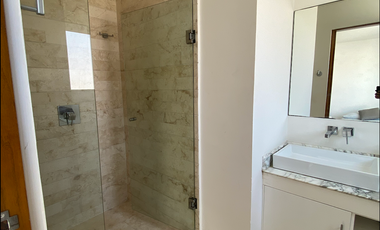 Amplio departamento de 3 cuartos en renta. A dos cuadras de la 5ta y caminando a la playa.