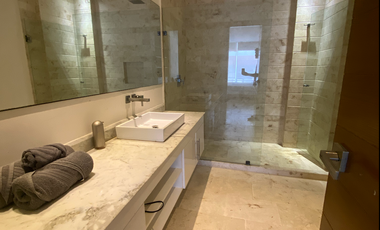 Amplio departamento de 3 cuartos en renta. A dos cuadras de la 5ta y caminando a la playa.