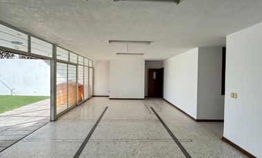 Casa en Renta sobre Av. Tepeyac, Col. Chapalita, ideal para Restaurante