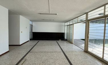 Casa en Renta sobre Av. Tepeyac, Col. Chapalita, ideal para Restaurante