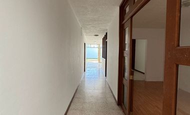 Casa en Renta sobre Av. Tepeyac, Col. Chapalita, ideal para Restaurante