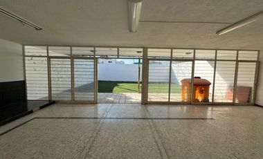 Casa en Renta sobre Av. Tepeyac, Col. Chapalita, ideal para Restaurante