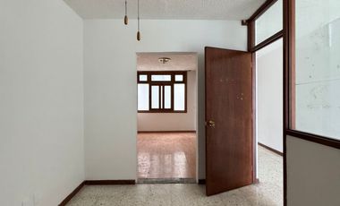 Casa en Renta sobre Av. Tepeyac, Col. Chapalita, ideal para Restaurante