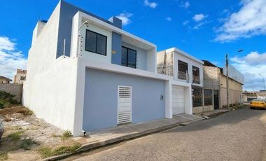 SE VENDE CASA FAMILIAR AMPLIA CON ESPACIOS MODERNO