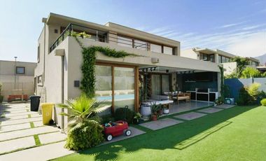 VENTA CASA MEDITERRÁNEA EN EXCLUSIVO CONDOMINIO DE CHICUREO, 4D (2D EN SUIETE) + 5B + TERRAZA + QUINCHO + PISCINA, AL LADO DEL COLEGIO SAN ANSELMO