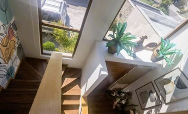 VENTA CASA MEDITERRÁNEA EN EXCLUSIVO CONDOMINIO DE CHICUREO, 4D (2D EN SUIETE) + 5B + TERRAZA + QUINCHO + PISCINA, AL LADO DEL COLEGIO SAN ANSELMO