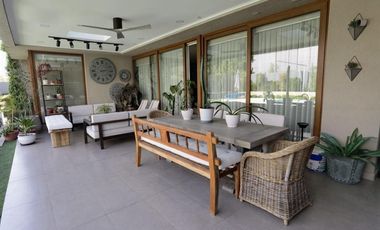 VENTA CASA MEDITERRÁNEA EN EXCLUSIVO CONDOMINIO DE CHICUREO, 4D (2D EN SUIETE) + 5B + TERRAZA + QUINCHO + PISCINA, AL LADO DEL COLEGIO SAN ANSELMO